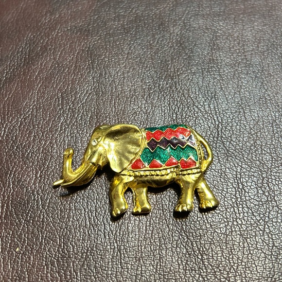 Vintage elephant gold tone brooch/ Vintage Pin Elephant Gold with Rhinestones - Picture 1 of 4